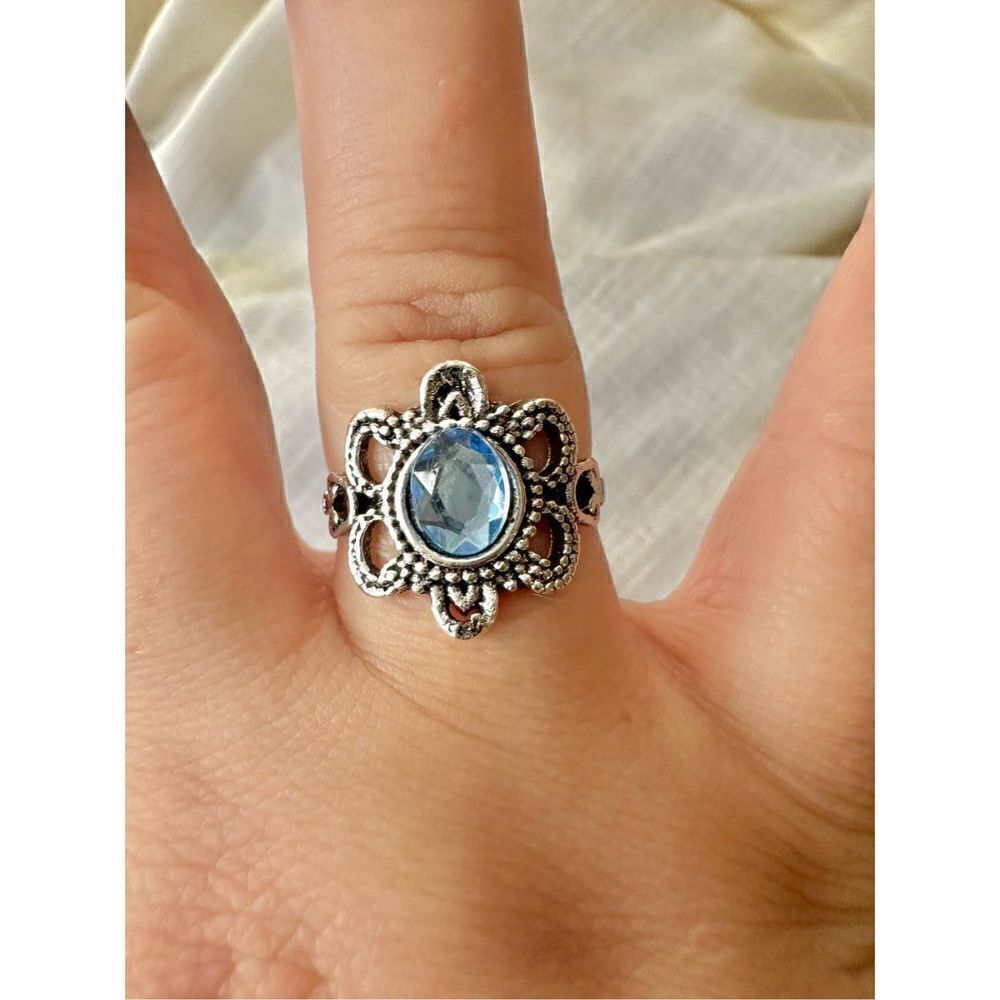 Light blue flower rhinestone ring - size 8 - Picture 2 of 3